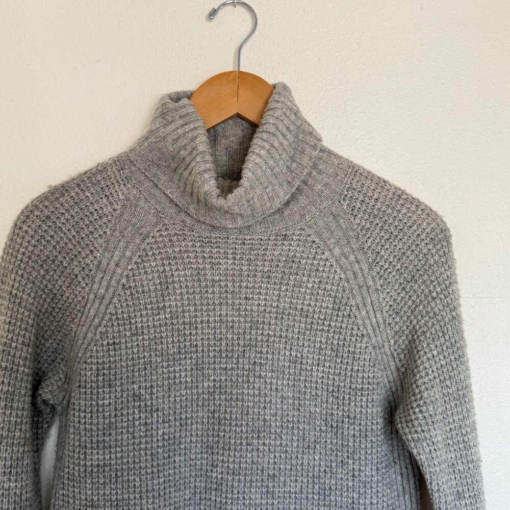 Uniqlo Gray Waffle Knit Turtleneck Sweater Small